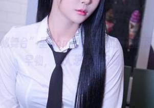 “LOOZY-隐秘舞台”里Bomi(普美)的精选画面：像藏着件稀罕物，让人想多看几眼！