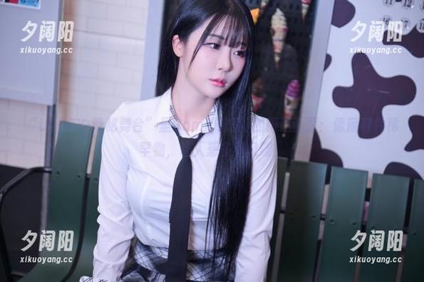 “LOOZY-隐秘舞台”里Bomi(普美)的精选画面：像藏着件稀罕物，让人想多看几眼！