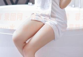 GIRLT果团网 – 在泳池里，龚玥菲无圣光合集……水，加点味道吗？还是装装样子？