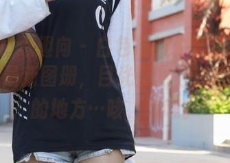 IESS异思趣向 – 白色条纹外套加持下的小婕，最新图册，目光聚焦，然后跑去别的地方…咳，嘿嘿。