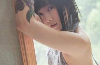 Maruemon(마루에몽)的照片：红丝绒女仆cos，让我一秒想起了我的二次元梦！