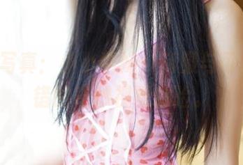 ROSI写真：小小学妹，制服与可爱感交错的奇妙视觉体验。