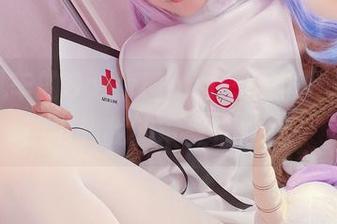 骑着风车的SayoMomo，黑丝cos也是在挑战我的审美底线吧…