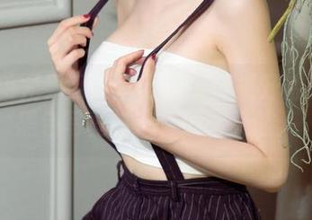 UGirls尤果网 – 穿越黑暗：揭开诗朵雅的黑色写真精选，诙谐又迷人