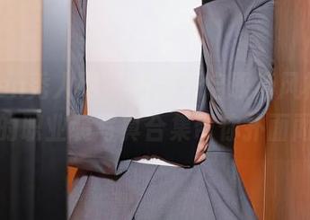 Xiuren秀人网 – 一键开启职场风格，陆萱雅的职业装写真合集带你扑面而来！
