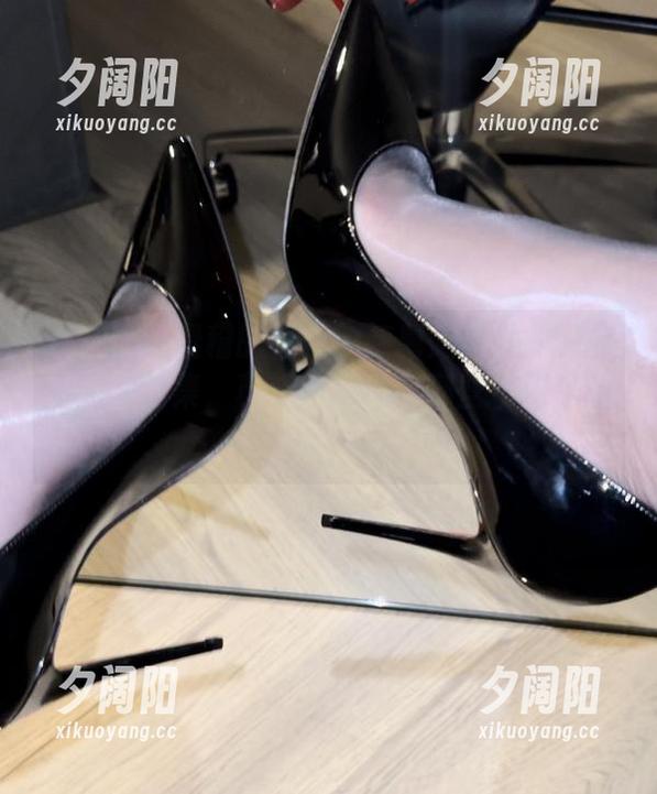 微密圈 - 滑稽的保守的二舅妈和她的吊带袜免费图集，真想问问她有哪些搭配灵感啊！