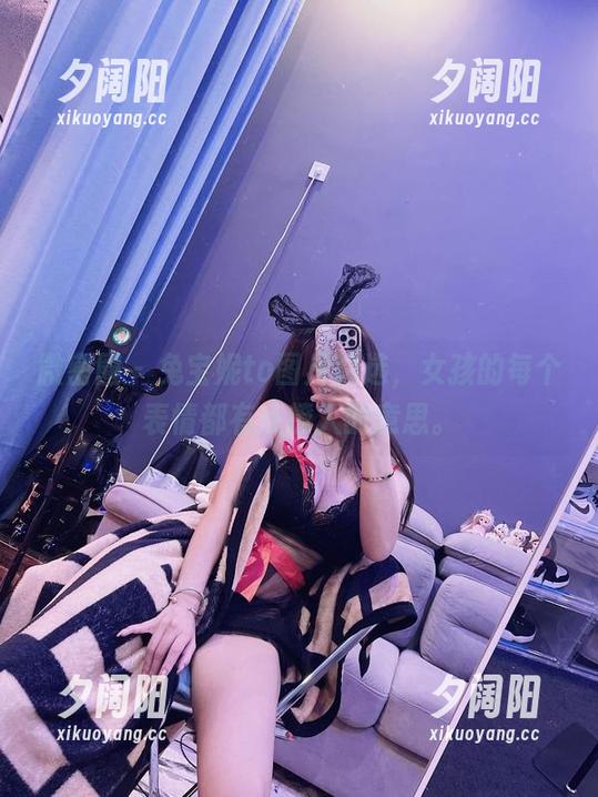 微密圈 - 兔宝妮to图片精选，女孩的每个表情都有点撩人的意思。
