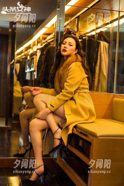 头条女神 - 艾小青灰丝套图：独留丝袜，来一场低调的心灵对话