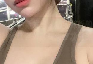 微密圈 – 私拍新发型：奶宝妹纸的女儿风格测评，看这姿势就知道谁才是美少女！
