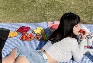 微密圈 – 图片分享——看宋昱欣踩着白丝走来了，是时候增添点色彩了。