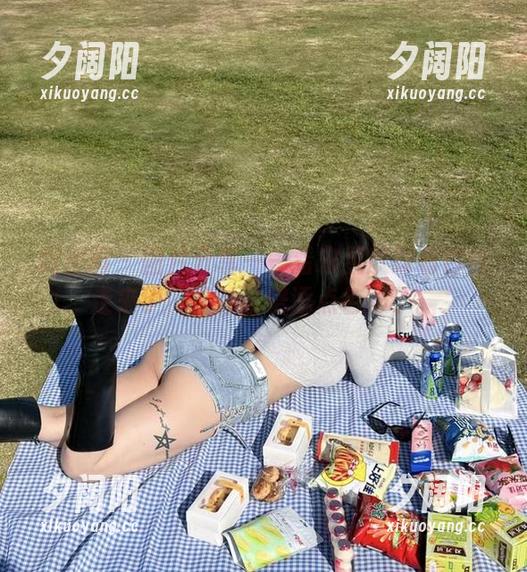 宋昱欣 微密圈 - 图片分享——看宋昱欣踩着白丝走来了,是时候增添点色彩了。