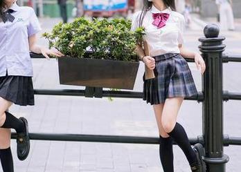 尤蜜荟 – 护士周妍希：带着药箱的美丽图包，马上下载！