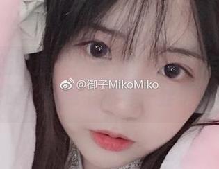 这次更新的原图！御子Yumiko与口罩的搭配，随意中透着一丝俏皮。