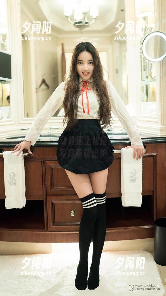 推女郎 - 当运动鞋遇上裙摆：杨伊的校园写真重磅出炉
