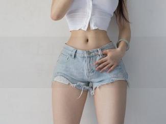 微密圈 – 带上红色皮带，跟随文茜cool的写真，随意一点！