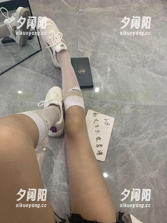 杨大乐乐很靠谱 微密圈 - 高清美图中的杨大乐乐很靠谱,裸足透着一种不那么刻意的弯唇,着实令人心里痒痒。