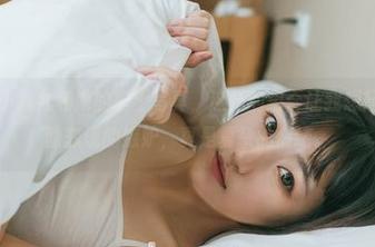 果团网 – 小九九和她的护士写真，这样的组合让我想起那些年忽隐忽现的嫉妒，真是复杂的情绪。
