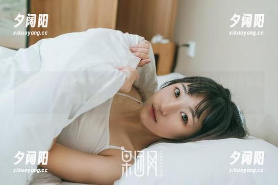 果团网 - 小九九和她的护士写真，这样的组合让我想起那些年忽隐忽现的嫉妒，真是复杂的情绪。