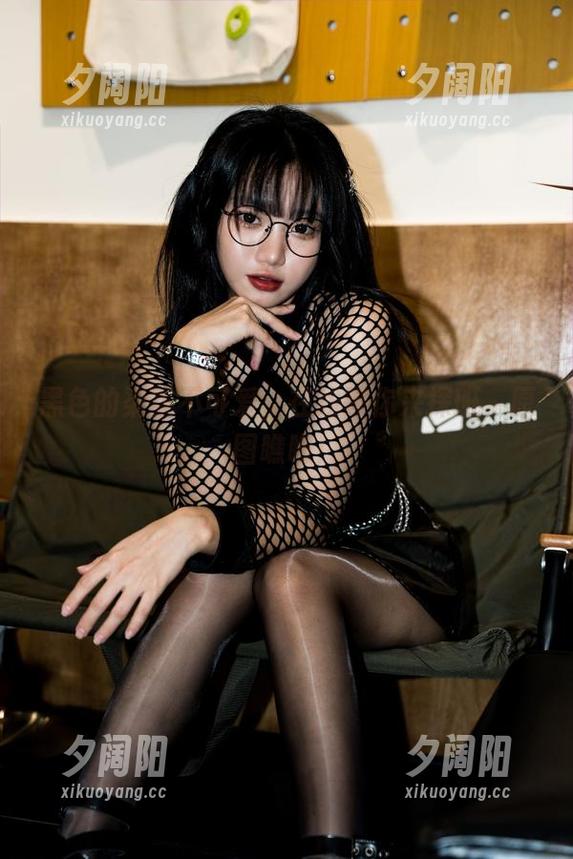 黑色的柒柒不可爱，在线等你来探班，原图瞧瞧！