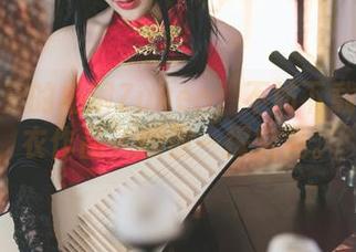 游泳池旁的柘烟Zuken：不妨下载她的泳衣作品，顺便一探究竟。