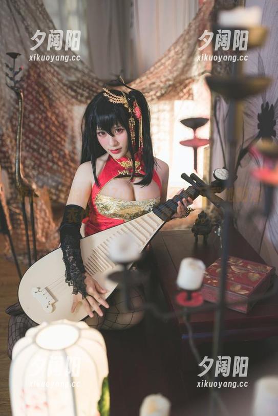 游泳池旁的柘烟Zuken：不妨下载她的泳衣作品，顺便一探究竟。
