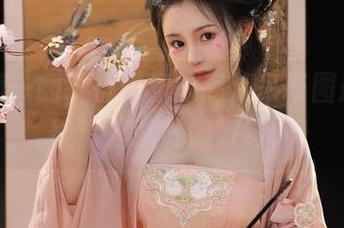 随便翻一翻，桃暖酱的高清吊带图册，总能激起微妙的好奇。