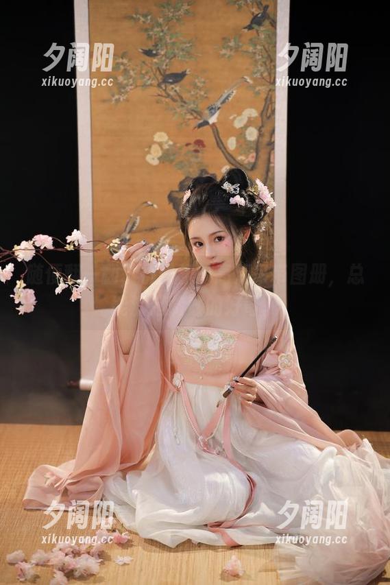 随便翻一翻，桃暖酱的高清吊带图册，总能激起微妙的好奇。