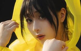 浅安安制服，原图如同一页未翻完的日记，太迷人了