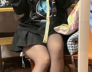 神沢永莉穿上粉色格子裙，免费送你满满的美图，心里那个小鹿乱撞啊