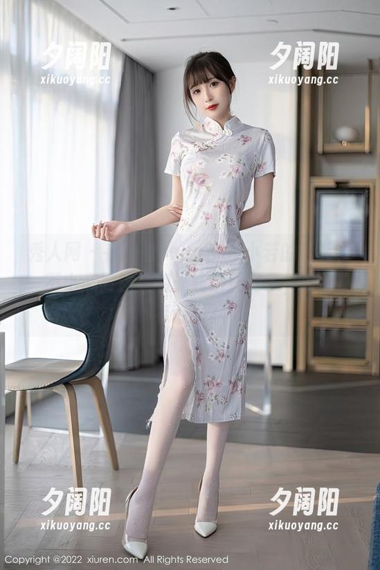 秀人网 - 在线看Jennifer小若的泳装，一不小心被这柔和光线给迷倒了，哈哈，有点晕。