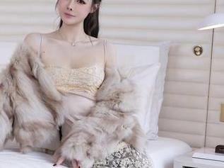 秀人网 – 连体衣的诱惑：sophie余冰在私拍里的每次偏头都是个小心机。