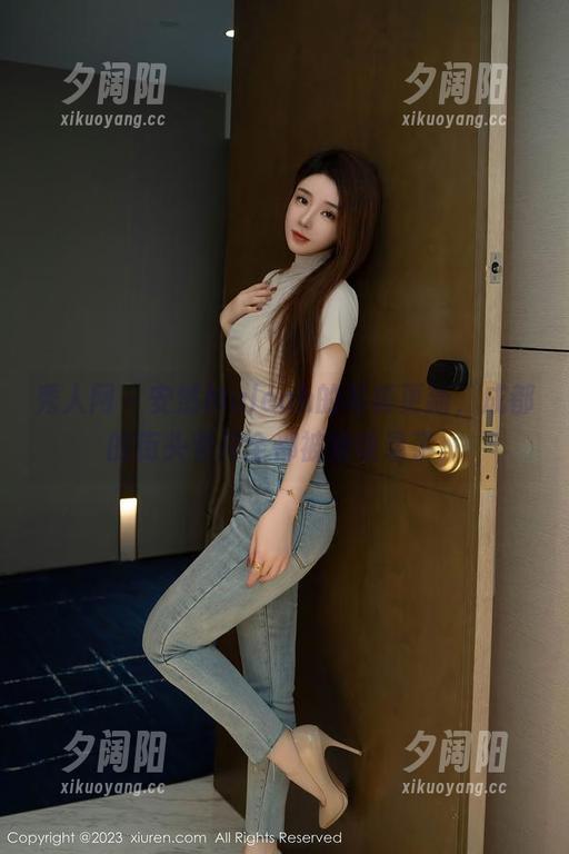 秀人网 - 安然Maleah的写真更新，成都的街头巷尾全都被她收录了。