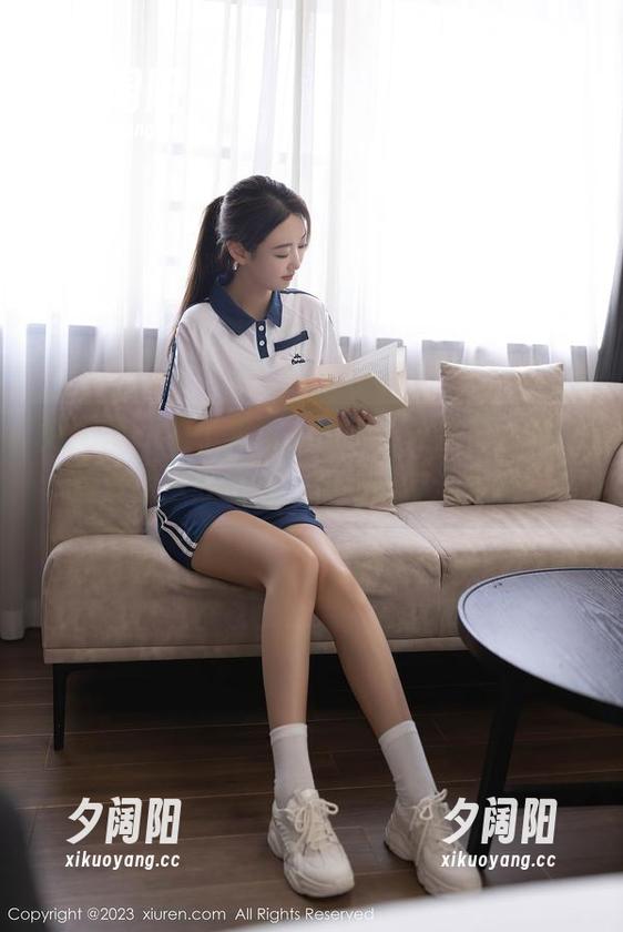 秀人网 - 来了来了，小小白思宜最新的白丝套图已经上线，情绪自带滤镜啊！