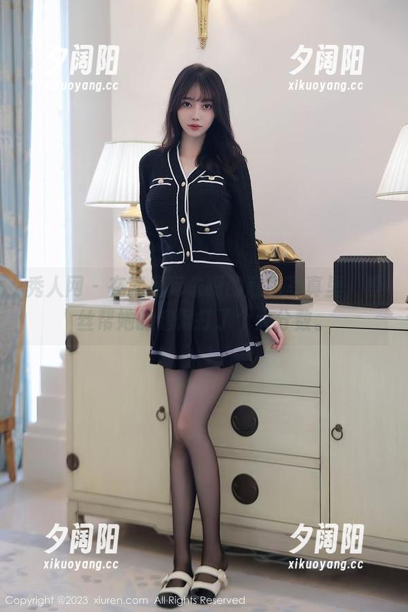 秀人网 - 在就是阿朱啊的私房写真里，黑丝帮她的翘臀打了个大分数。