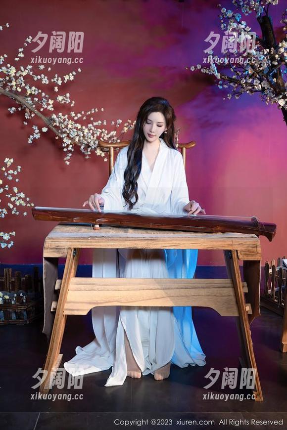秀人网 - 甜白酱新挑战：吊带VS图包，谁能胜出？