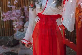 诶，这美图里的秋和柯基在哪儿呀？和服加持下的她，宛如气质小仙女！