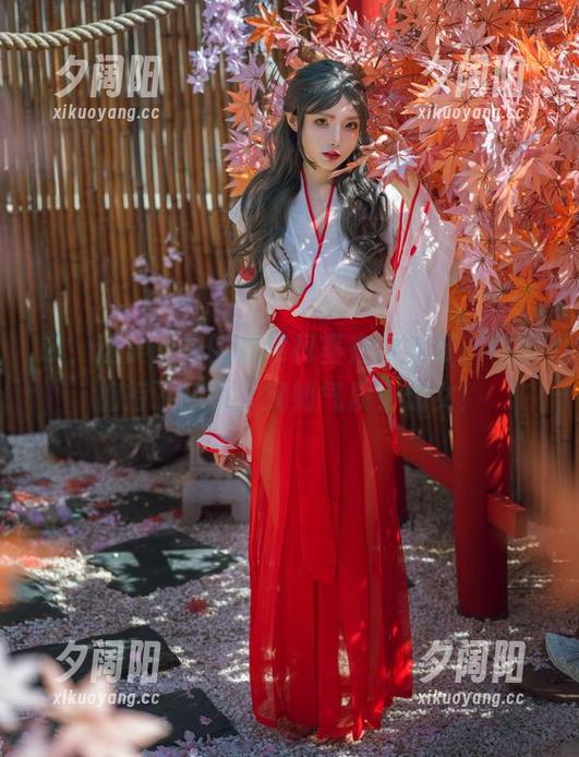 诶，这美图里的秋和柯基在哪儿呀？和服加持下的她，宛如气质小仙女！