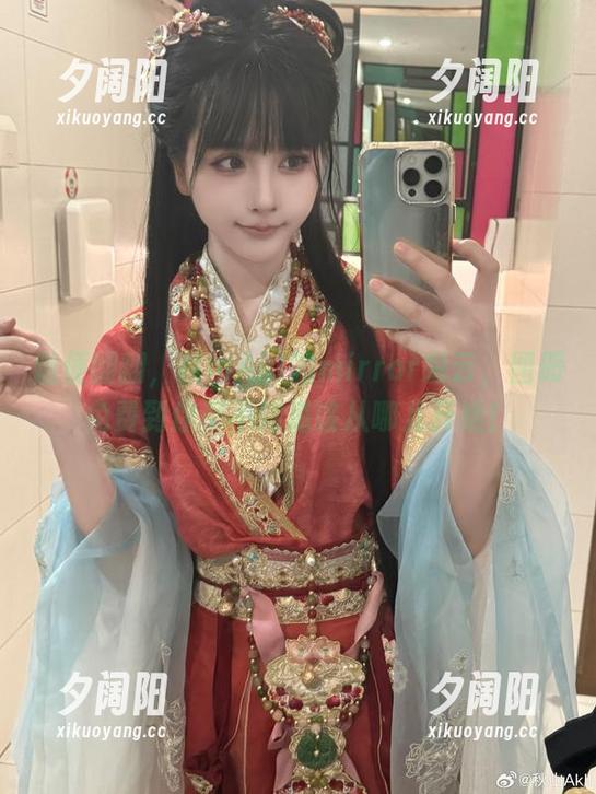 随便翻翻，秋山AkI的mirror彩云，图册免费到你都不知道该从哪儿开始！