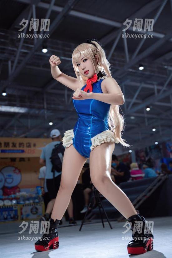 童丽的屁股？不，是虎森森的制服，在这张图片里。
