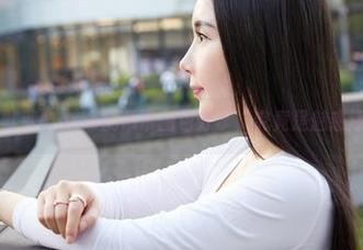 蜜桃社 – 默默Momo的吊带图包分享，究竟是魅惑还是日常？
