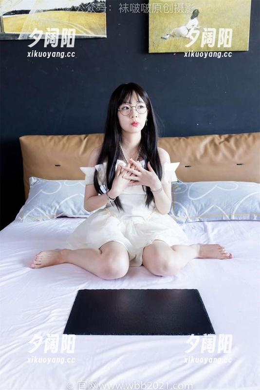 袜啵啵 - 被小奶熊的裸足写真萌到，想知道她的工作日常？