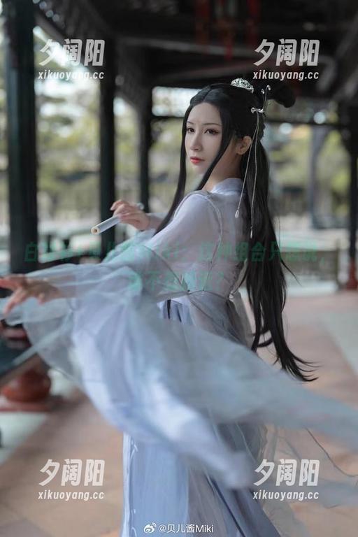 白衬衫+贝儿酱Miki：这种组合只想说，谁不想接近？