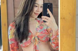 微密圈 – 合集中的铁锤姐姐，白色蕾丝袜搭配，看了真让人咋舌。