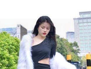 魔镜街拍 – 提醒：没看过婷婷的白色吊带连衣裙黑丝美腿资源可要抓紧啦！
