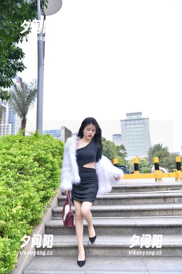 魔镜街拍 - 提醒：没看过婷婷的白色吊带连衣裙黑丝美腿资源可要抓紧啦！