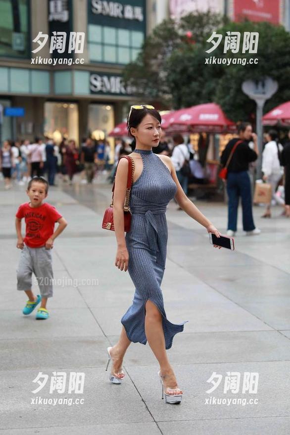 魔镜街拍：黑色皮裤美女的合辑，照片每一张都能戳到点。