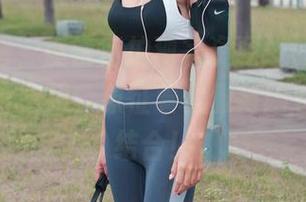 不看可惜，魔镜街拍独家资源：[摄霸]西装高跟百褶裙，象征着优雅与困窘的完美结合！