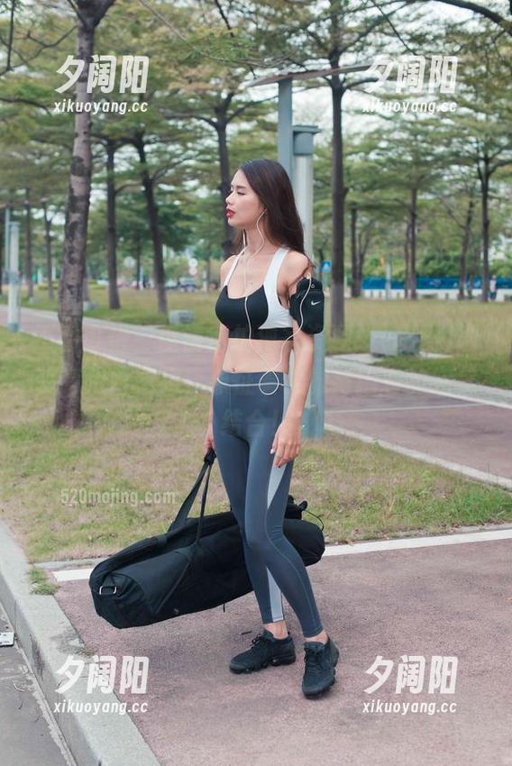 不看可惜，魔镜街拍独家资源：[摄霸]西装高跟百褶裙，象征着优雅与困窘的完美结合！