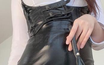 不过是一身孔雀服，鹿野希的私拍图包却总能勾引想象